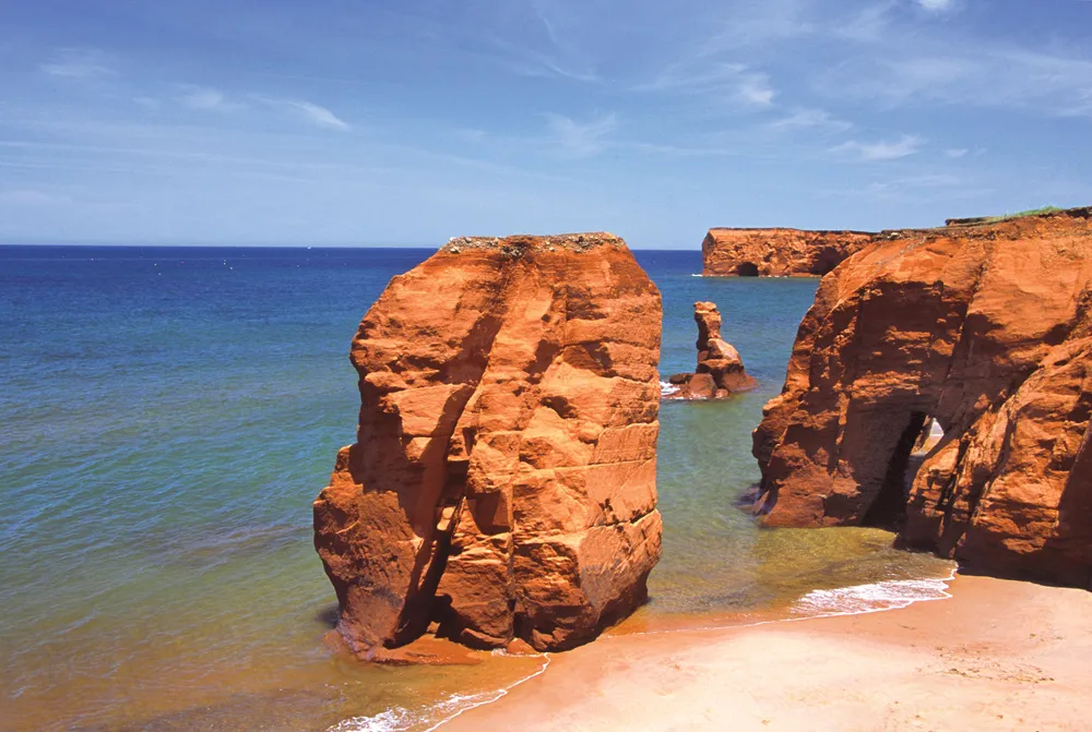 falaises aux îles de la Madeleine©iStockphoto/DenisTangneyJr
