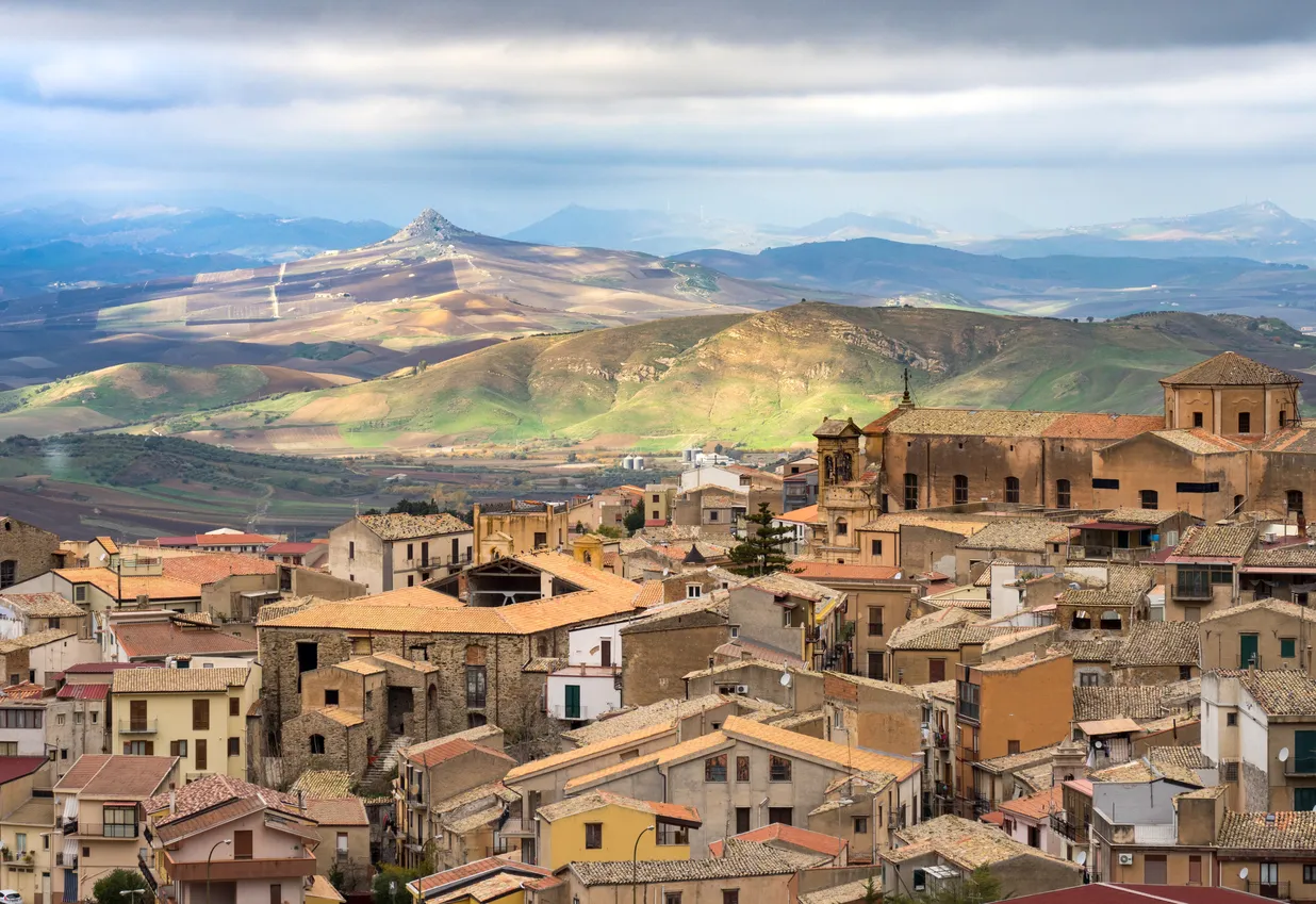 Vue panoramique sur Corleone (Calabre) - photo © iStock-leonori