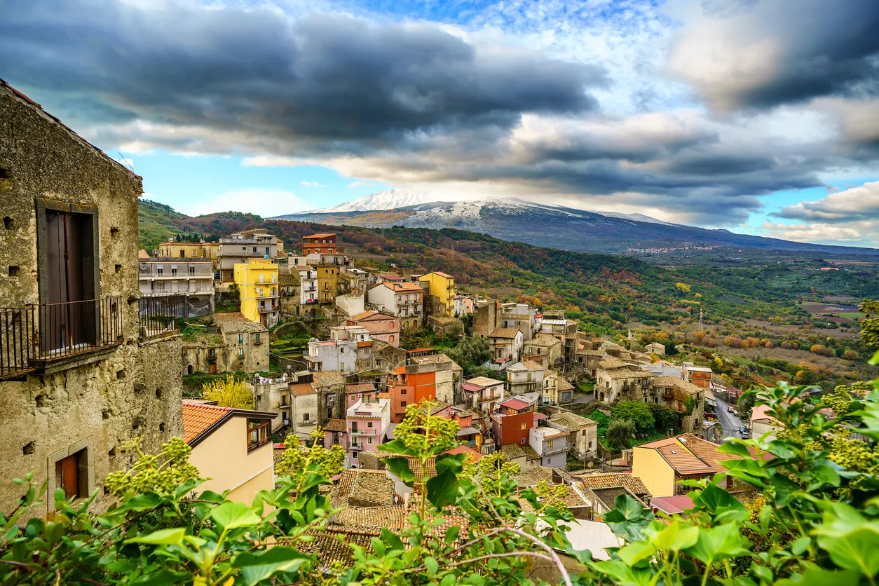 La ville médiévale de Castiglione di Sicilia célèbre la "sagra gastronomica" tous les ans en août; on peut y déguster le vin de l'Etna.  © iStock / 4zoom4