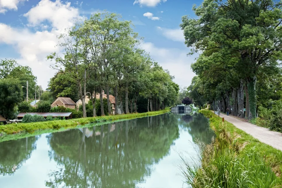 La canal de Bourgogne - Photo © iStok-guy-ozenne