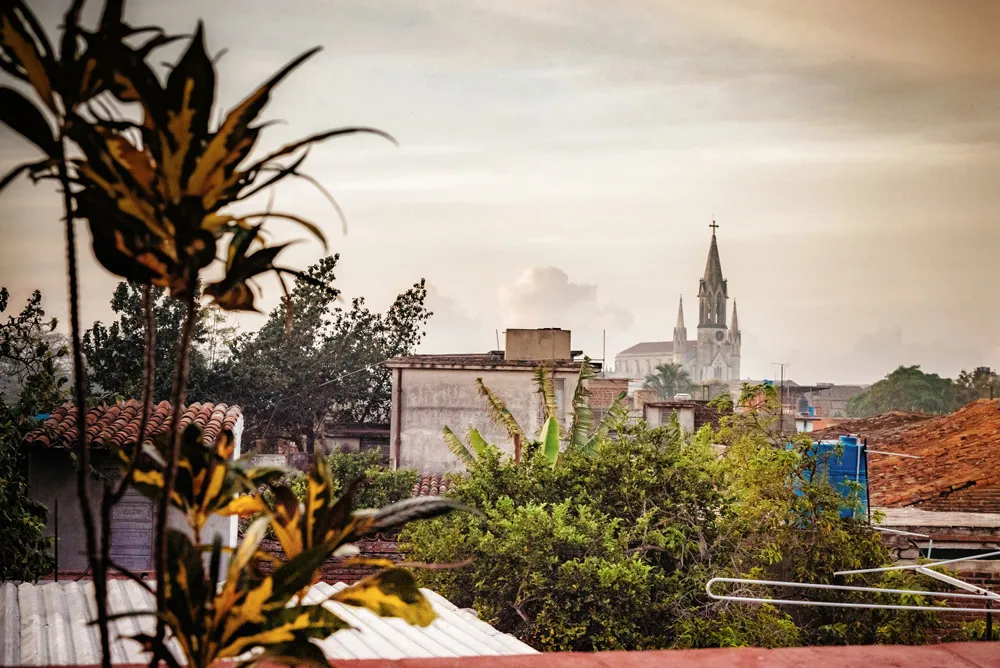 Église du Sagrado Corazón de Jesús au loin, Camagüey, Cuba | © golero
