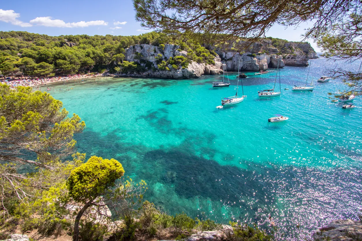 La plage de Macarella à Minorque, îles Baléares, Espagne © iStock / Cahkt