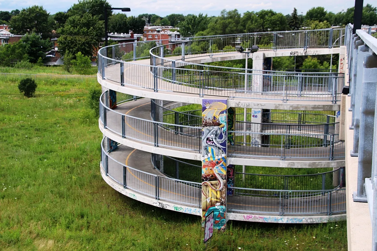 La rampe hélicoïdale qui permet de passer à vélo au-dessus de la route 116 et des voies ferrées du CN à Longueuil au sud de Montréal © iStock / artiste9999