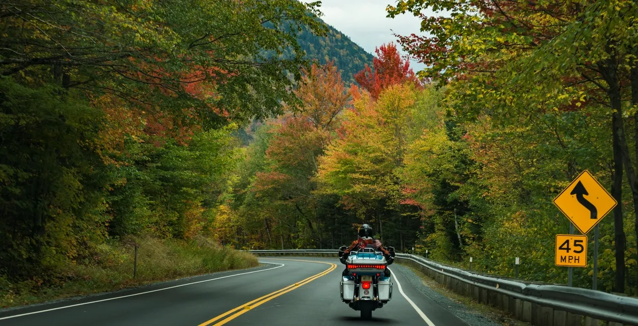 Moto dans la région des White Mountains au New Hampshire, USA  © iStock / Photo Italia LLC