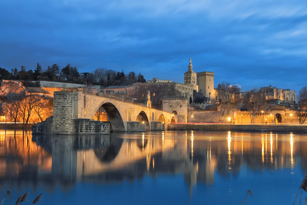 Le pont Saint-Bénezet d'Avignon du XIIe s. et le Palais des Papes 
© iiStock / bbsferrari 