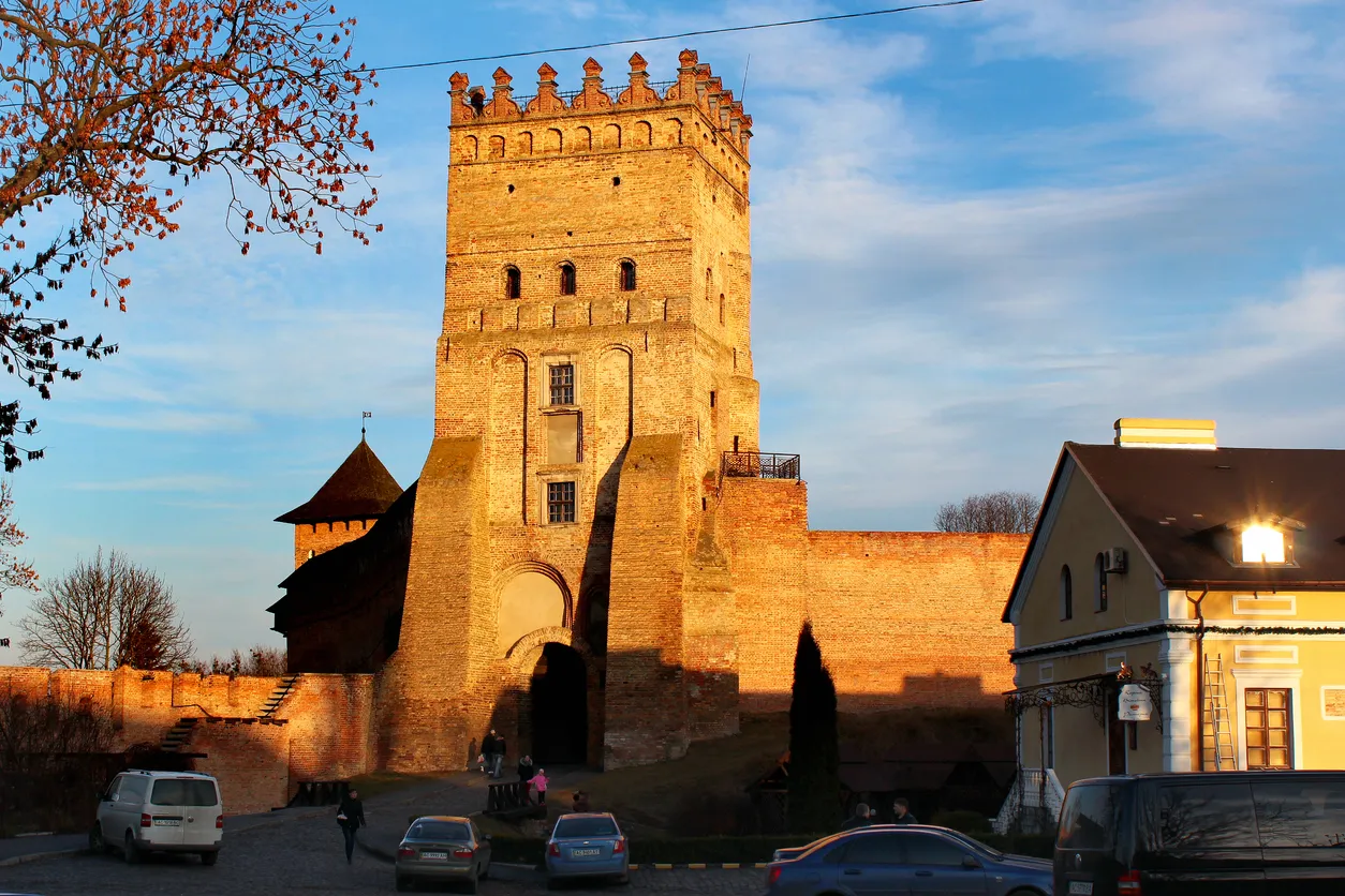 Loutsk et son robuste château de Lubart, ouest de l'Ukraine. © iStock / aquatarkus