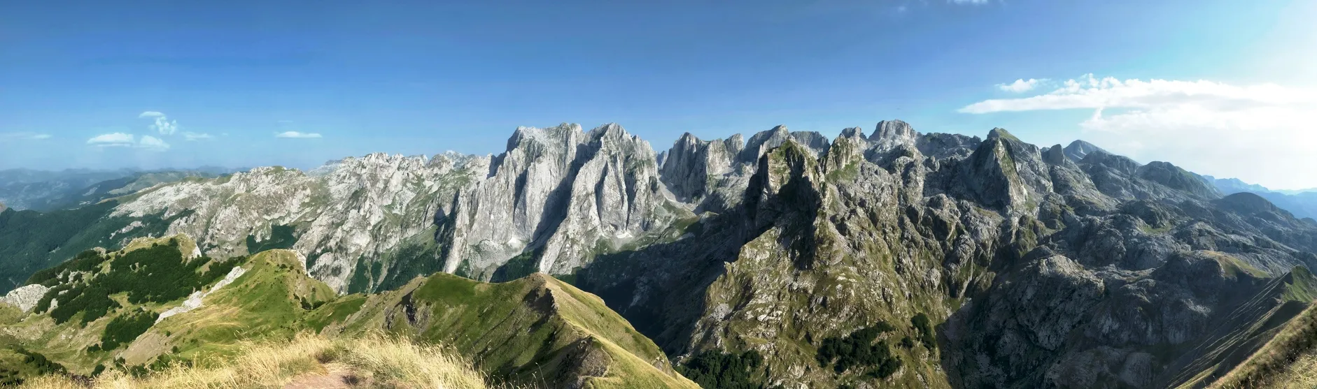 Les pics Karanfili  de la chaîne des Prokletije au Montenegro  © iStock / ollirg