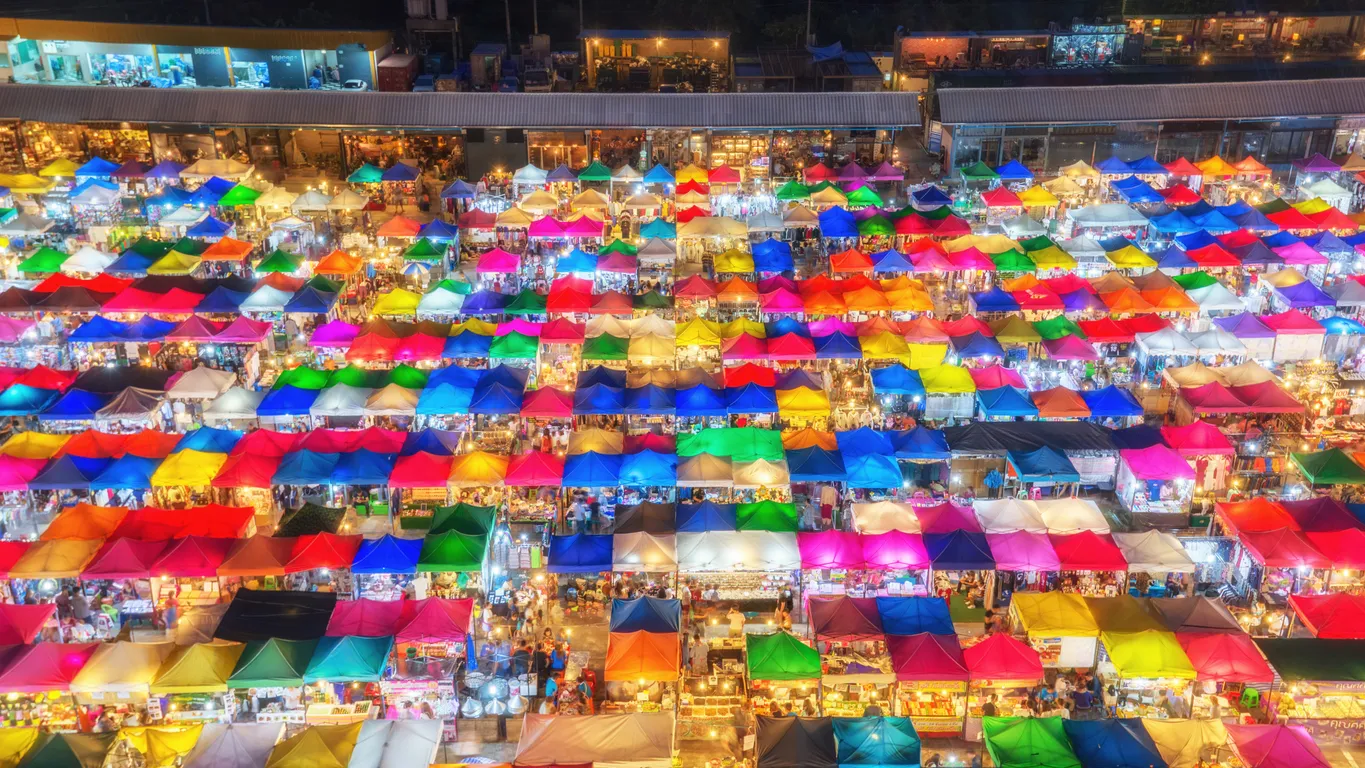 Marché de nuit à Bangkok, Thaïlande  © iStock / martinhosmart