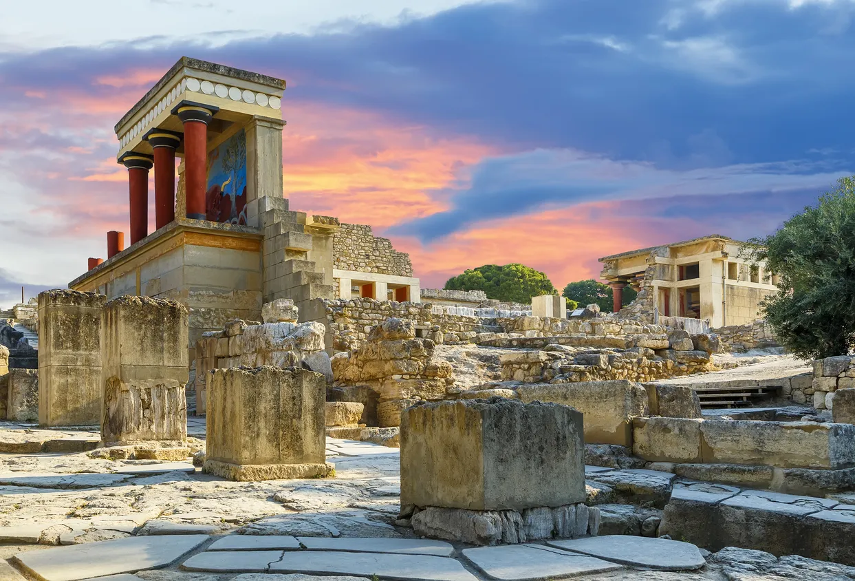 Palais de Knossos en Crète, Grèce, le plus grand site archéologique de l'âge du bronze en Crète et le centre cérémoniel et politique de la civilisation minoenne. © iStock / Vladimir_Timofeev