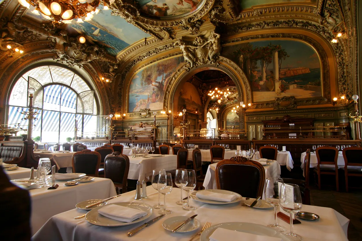 Le superbe restaurant Le Train Bleu à la gare de Lyon, Paris © iStock / thehague