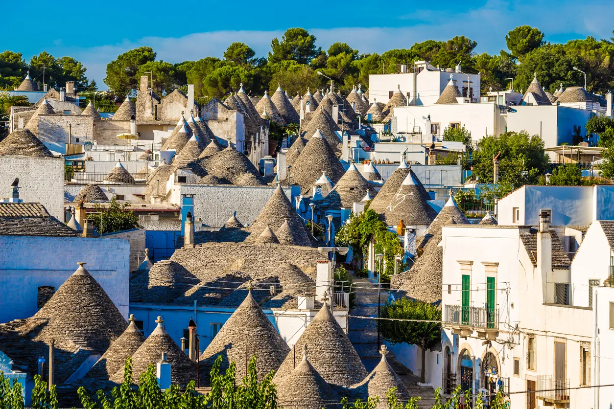 Les trulli d’Alberobello dans les Pouilles en Italie © iStock / zm_photo