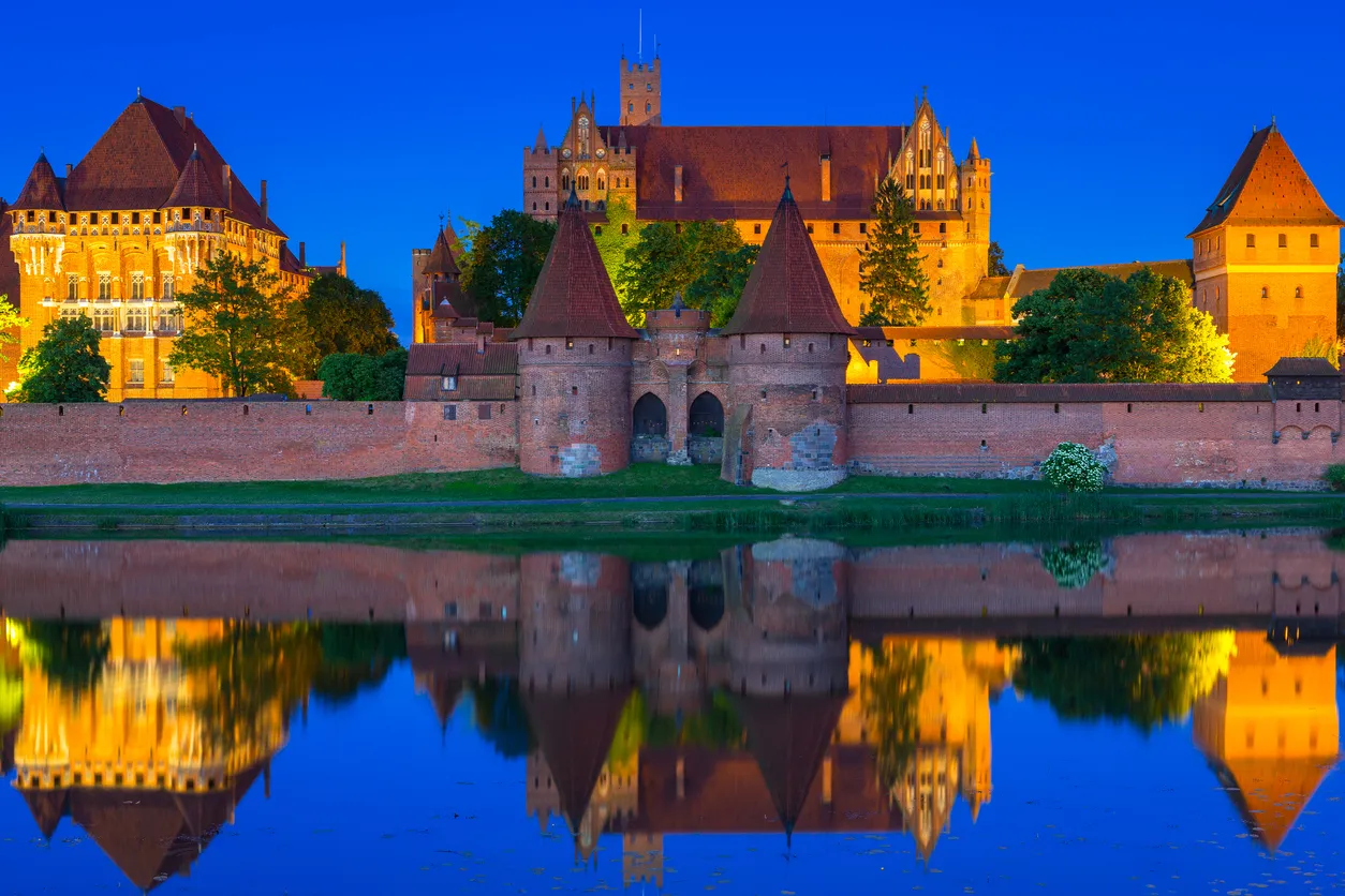 La forteresse teutonique de Marienbourg à Malbork, en Poméranie (Pologne). © iStock / Patryk_Kosmider