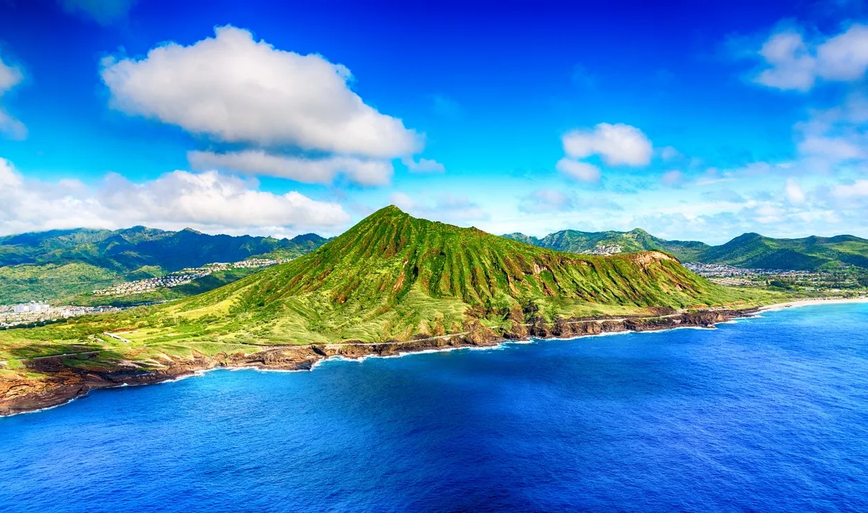 O‘ahu, île hawaiienne où se trouve la capitale de l'État, Honolulu et la fameuse place de Waikiki © iStock / Art Wager