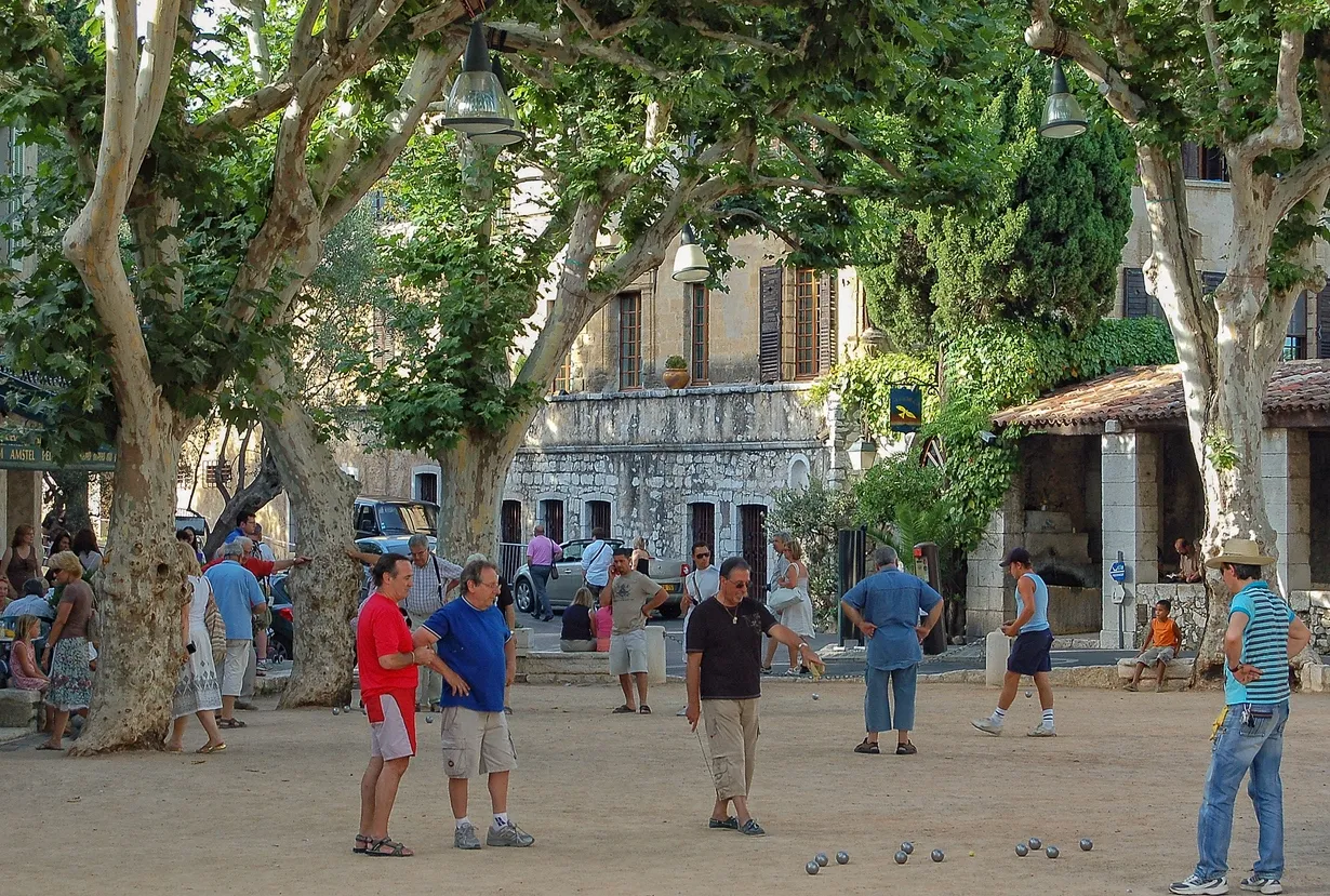 Joueurs de pétanque à Saint-Paul de Vence, Cote d'Azur ©  iStock / lkonya