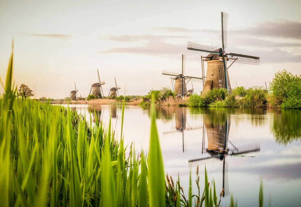 Moulins à vent de Kinderdijk, près de Rotterdam, Pays-Bas | © iStockphoto.com/georgeclerk