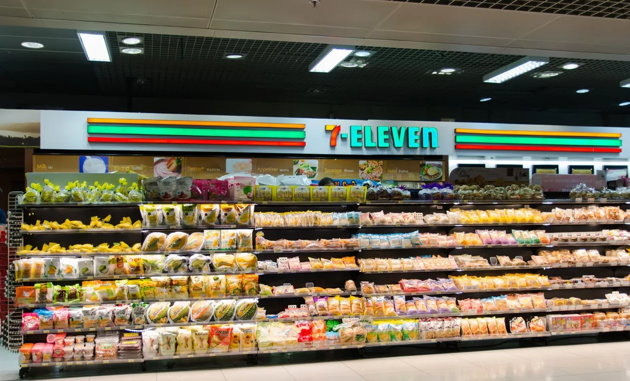 Un 7-Eleven à l'aéroport Suvarnabhumi (prononcez Suwaanaphoum) de Bangkok  ©  iStock / Tevarak