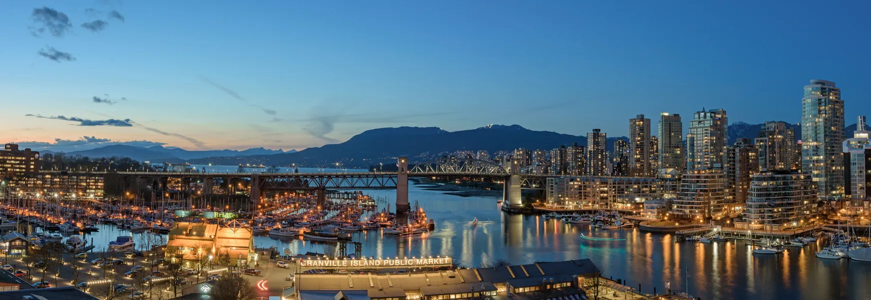 Vue panoramique de Vancouver avec le Burrard Street Bridge et Granville Island © iStock/Alen Szylowiec