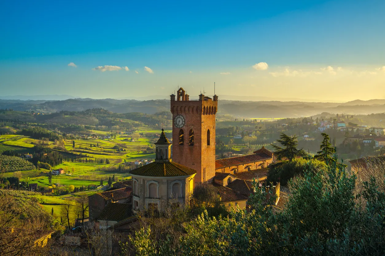 San Minato et le clocher de son duomo, près de Pise en Toscane, Italie du nord © iStock / StevanZZ