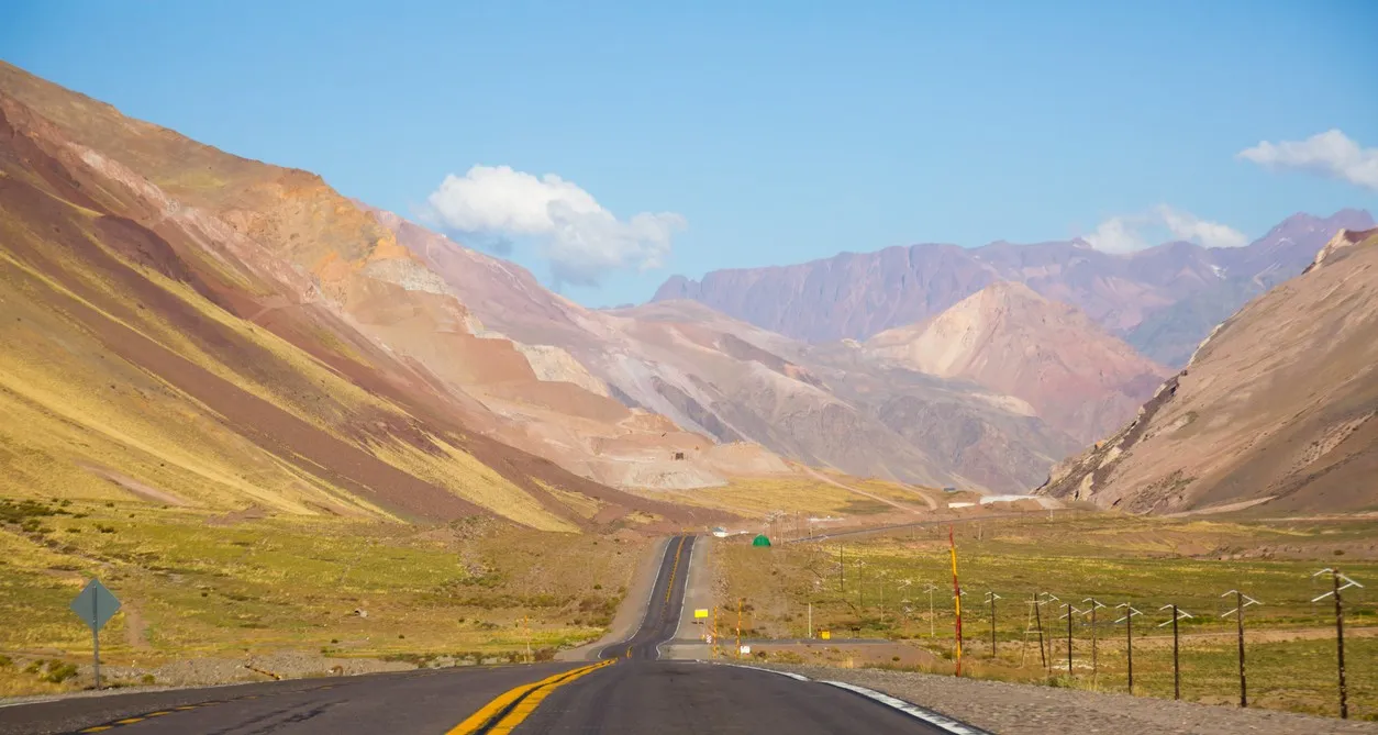  La route à travers les Andes, près du passage frontalier entre le Chili et l'Argentine © iStock / JackF