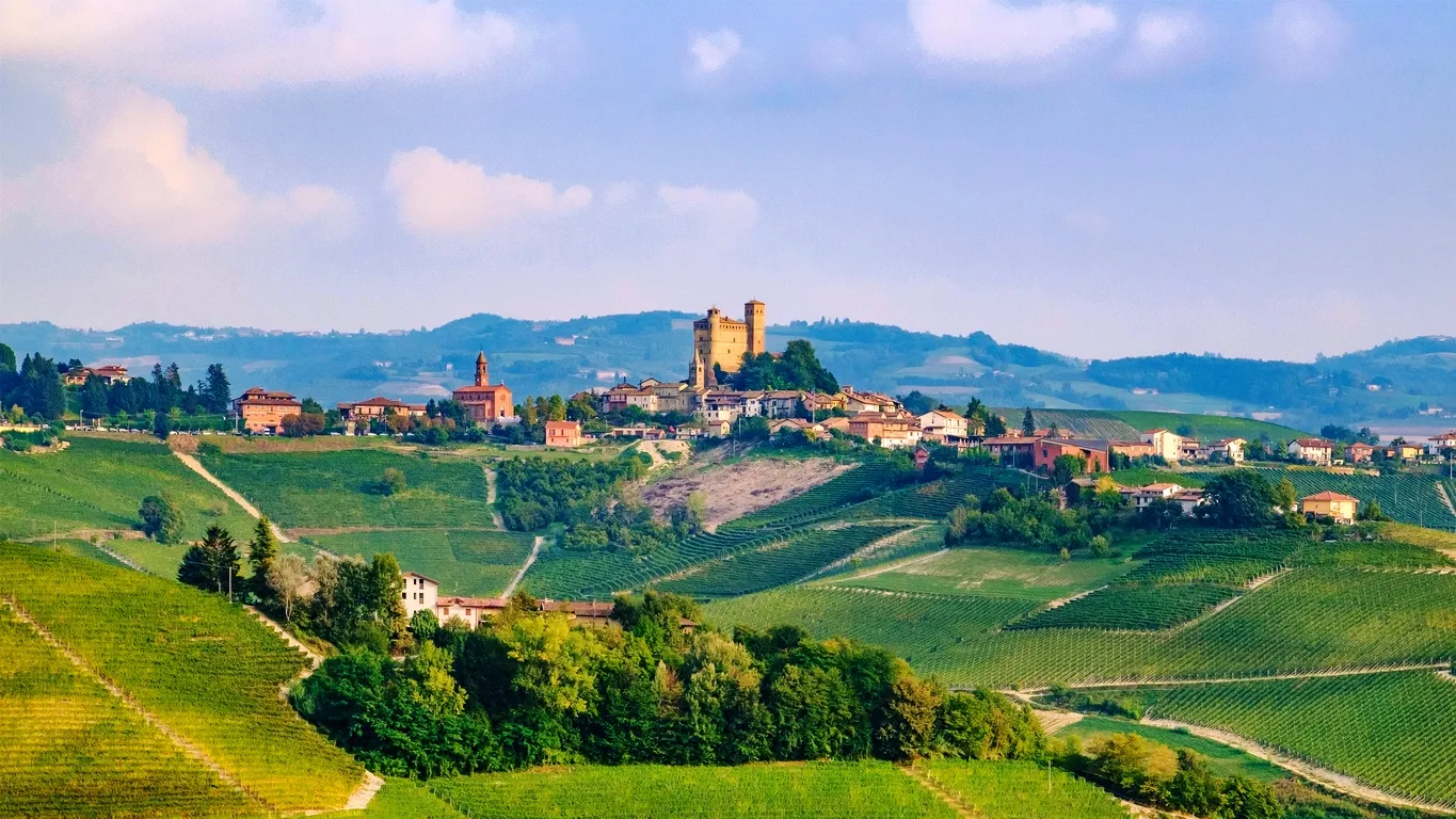 Serralunga d'Alba dans le Piémont en Italie du Nord © iStock / Flavio Vallenari