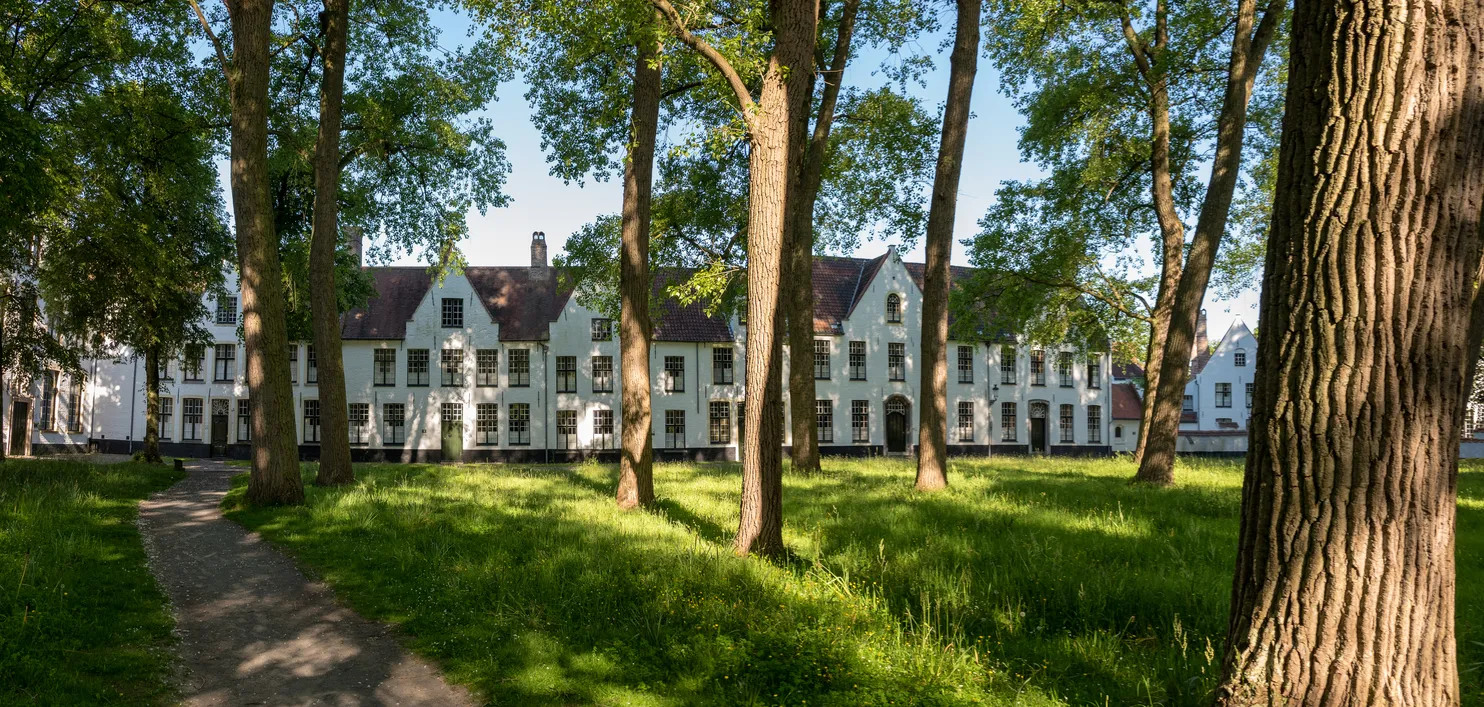 Le béguinage de Bruges, Belgique ©  iStock / Gus Martinie