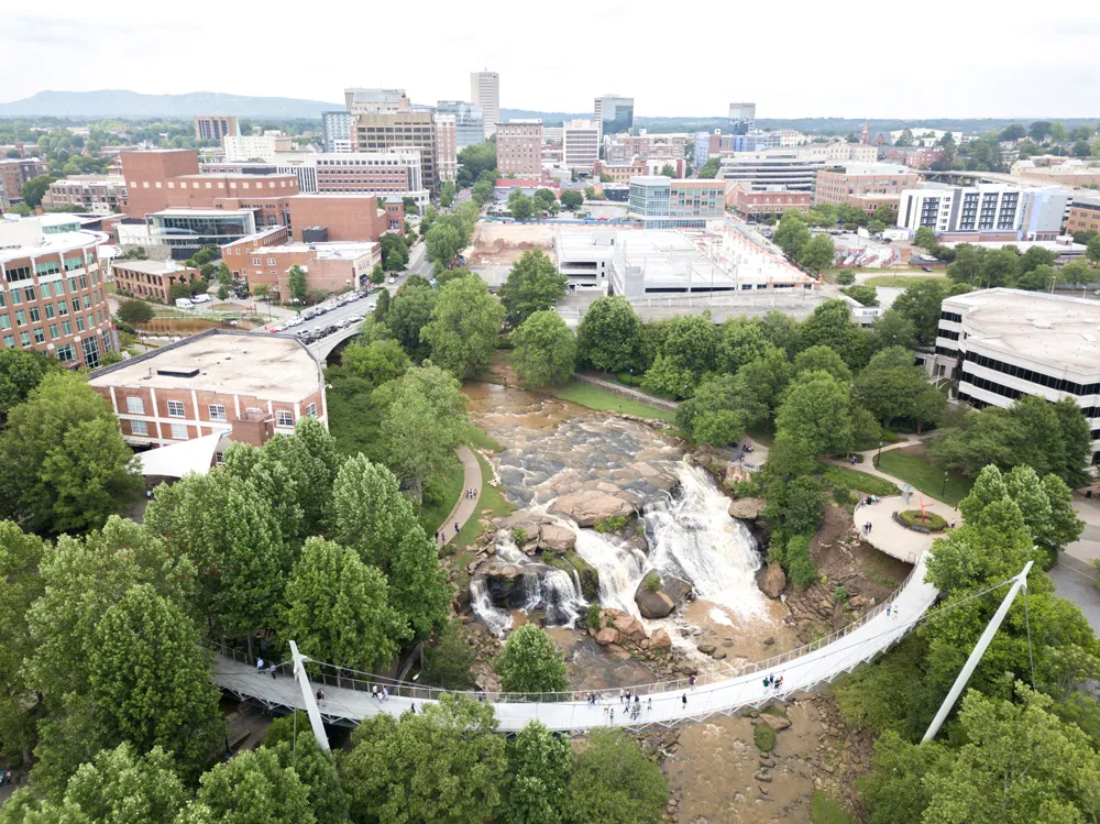 Liberty Bridge at Falls Park on the Reedy, Greenville, Caroline du Sud, États-Unis | © Silver and Ch