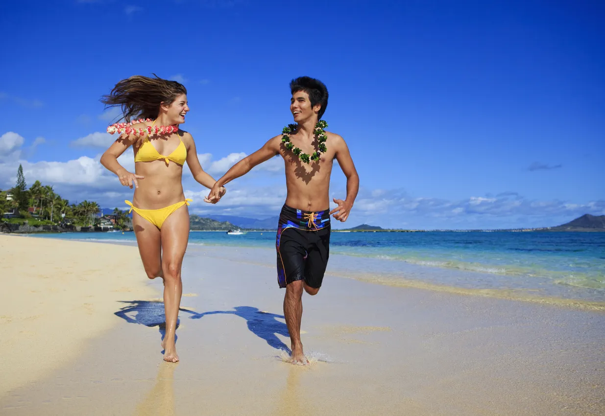Courir un lei au cou sur une plage hawaïenne ©  iStock / delamofoto