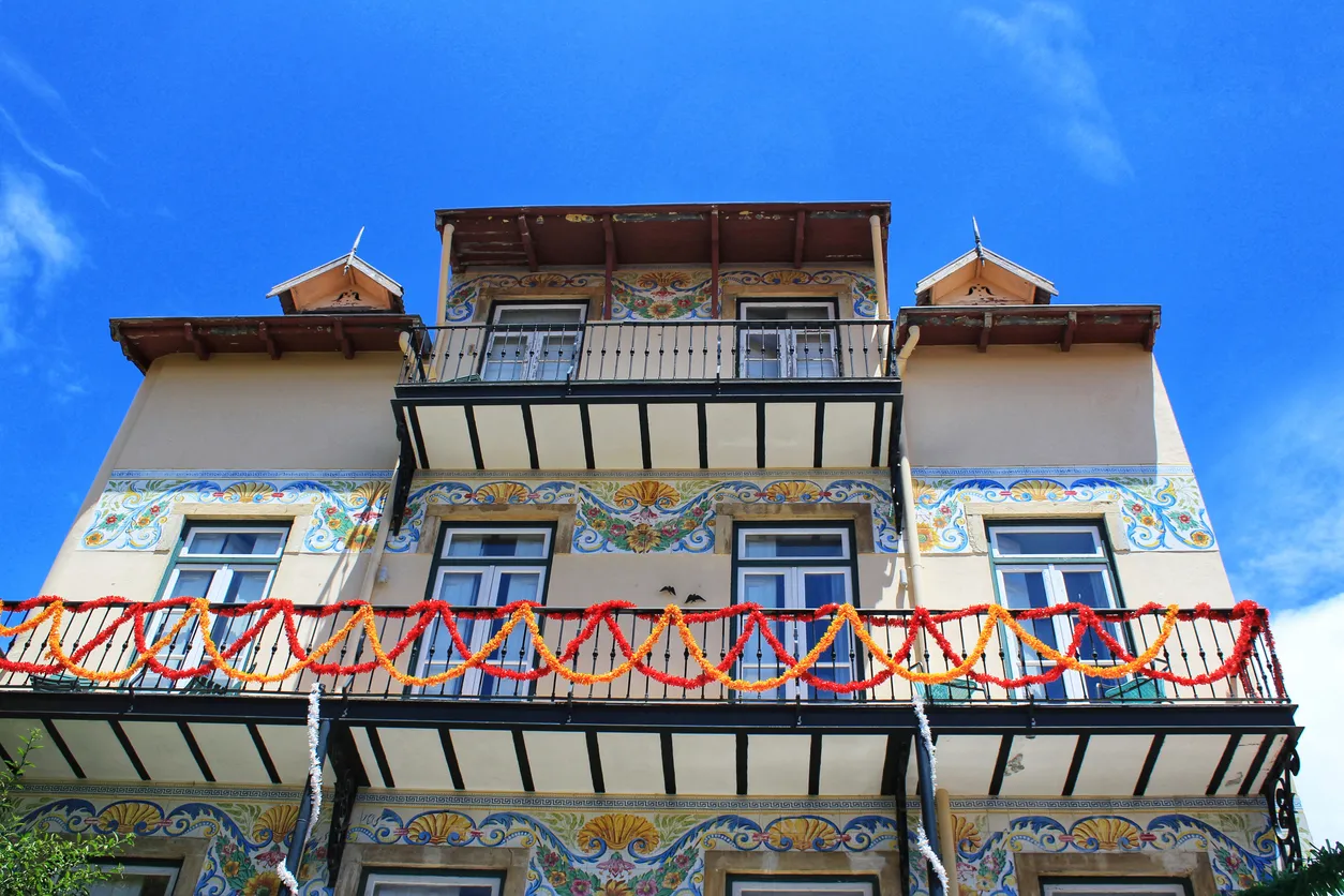  Maison décorée pour la fête de Saint Antoine dans le quartier de l'Alfama, à Lisbonne © iStock / soniabonet