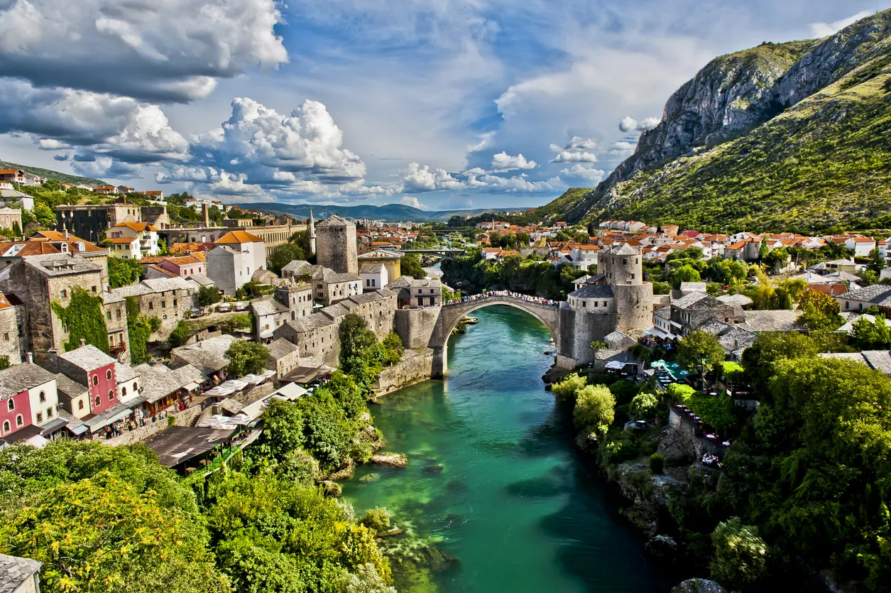 La ville de Mostar et son Stari Most, un pont du XVIᵉ siècle sur le fleuve Neretva.  © iStock / Imikeee
