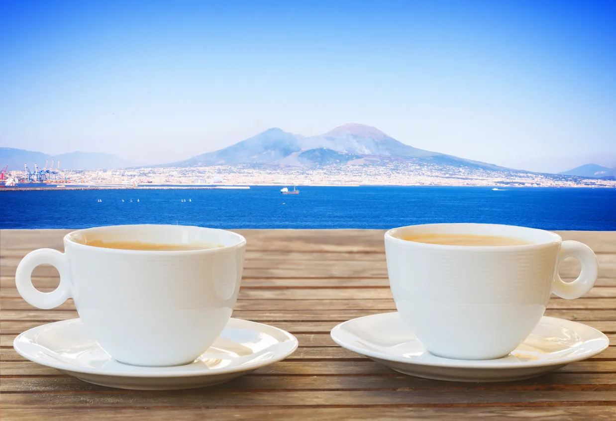 Prendre son café devant le Vésuve à Naples © iStock / neirfy