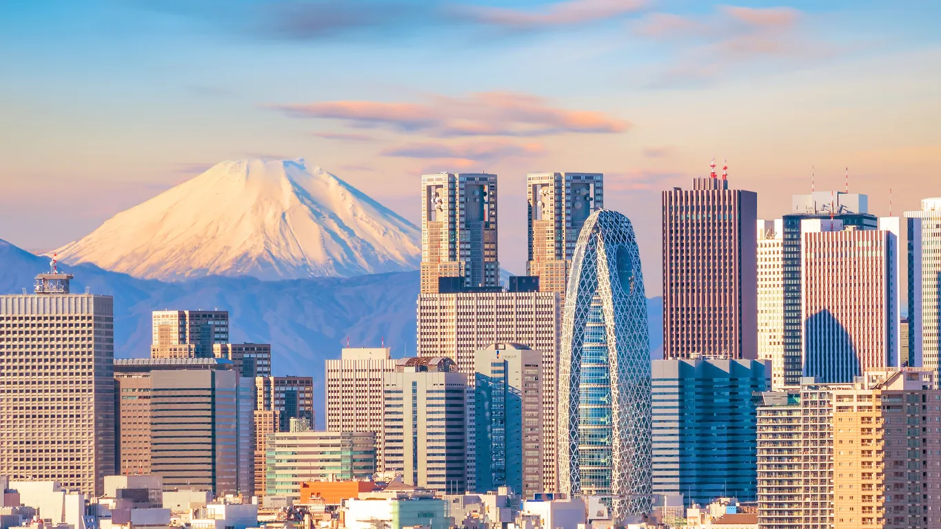 Vue panoramique sur les gratte-ciels de Tokyo et le mont Fuji au Japon © iStock / f11photo