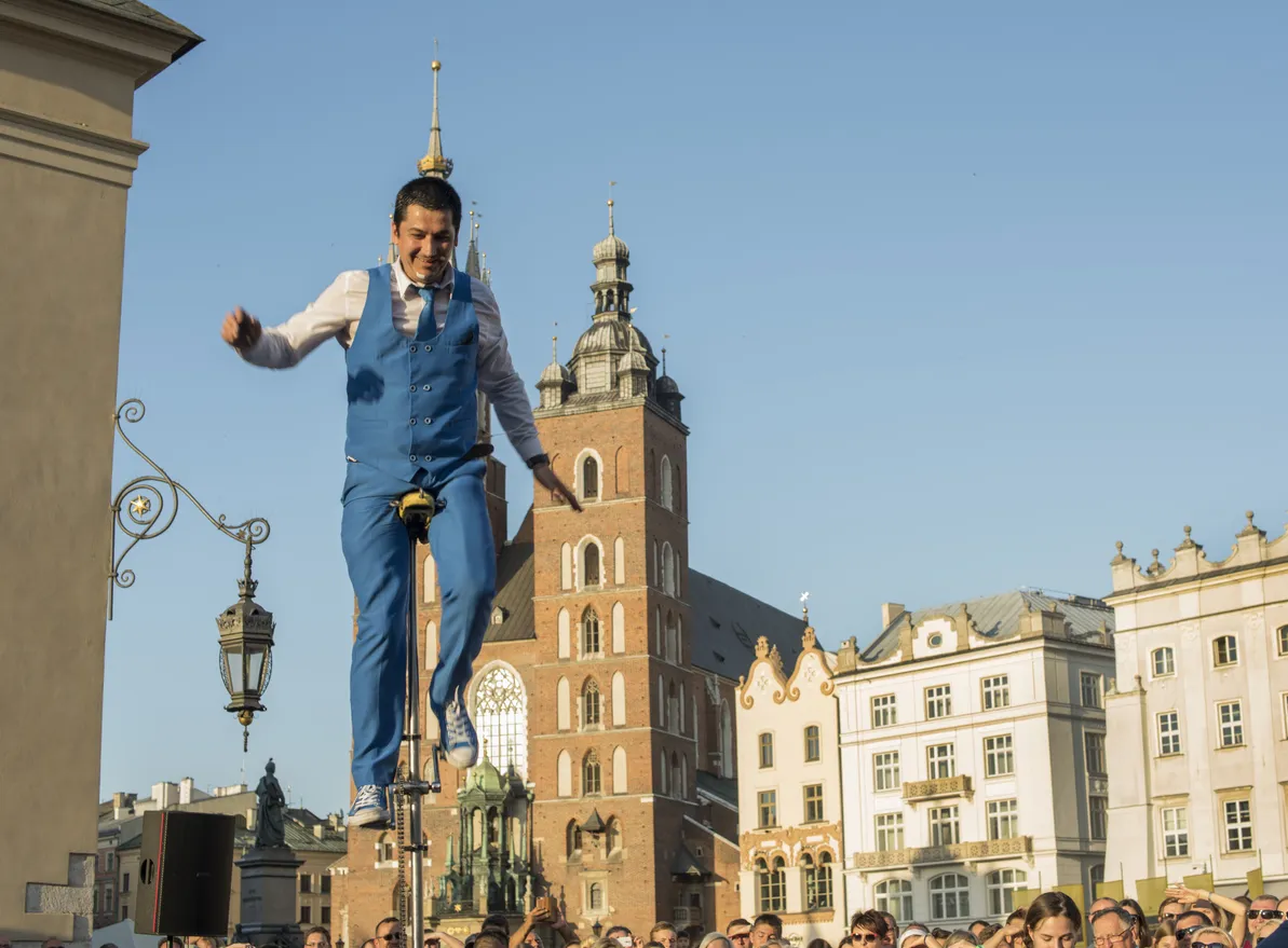 Mr. Tartuffo au Festival de théâtre de rue ULICA à Cracovie sur la place principale © iStock JuliScalzi