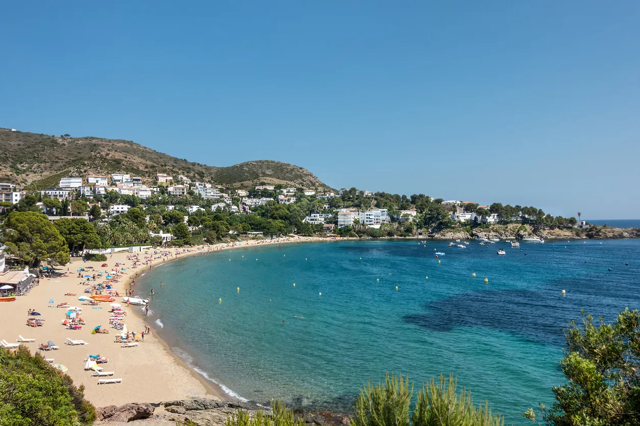 Platja Canyelles à proximité de Roses (Catalogne, Espagne) - Photo © iStock-GordonBellPhotography