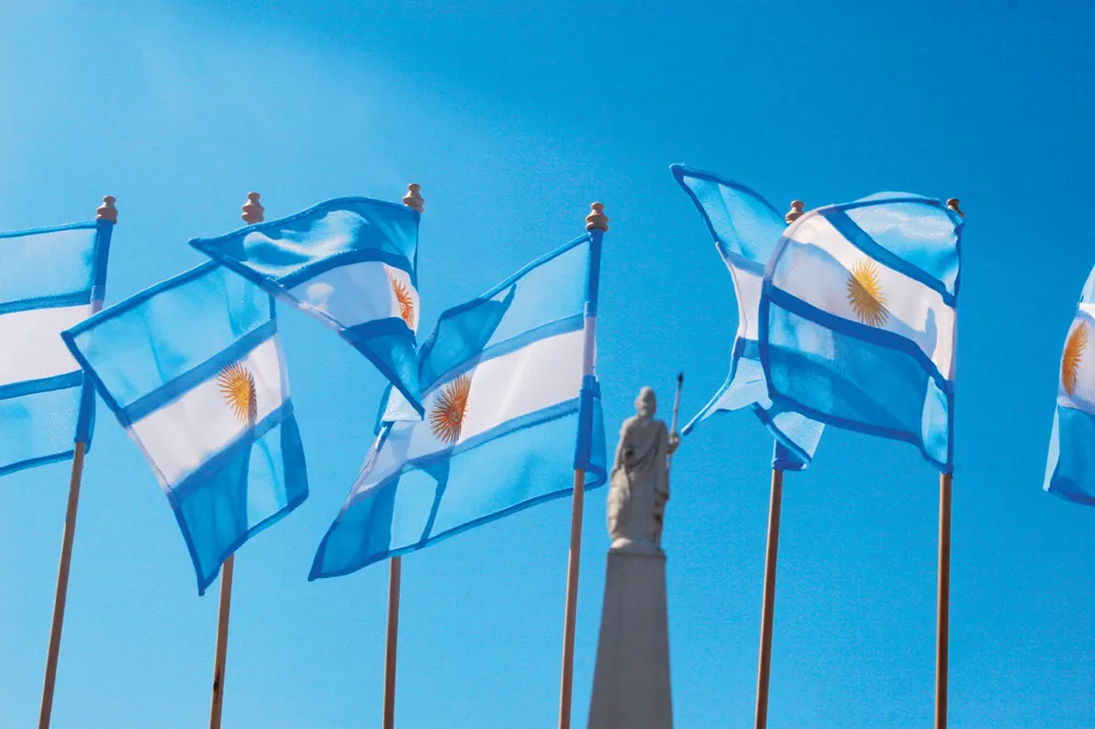 Mâts portant le drapeau de l’Argentine. ©iStockphoto / watilo