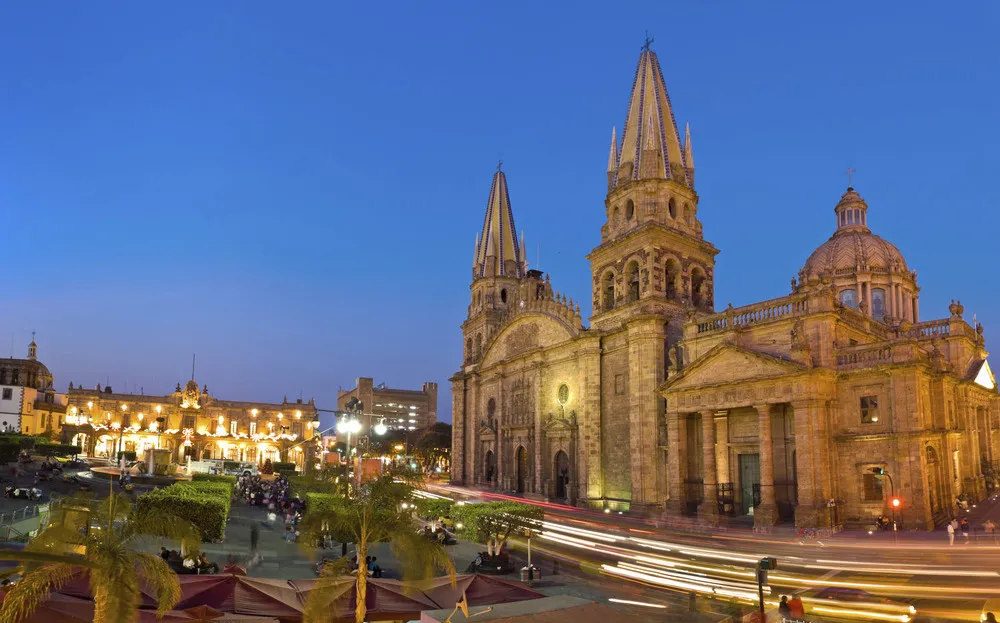 La Plaza de la Liberación et la Catedral de Guadalajara.  | © iStockphoto.com/Holger Mette