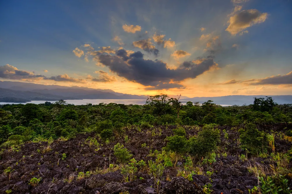 Le lac Arenal dans le Nord-Ouest du Costa Rica, au pied du volcan du même nom, dans le Guanacaste © iStockphoto.com/rob_knight_ink