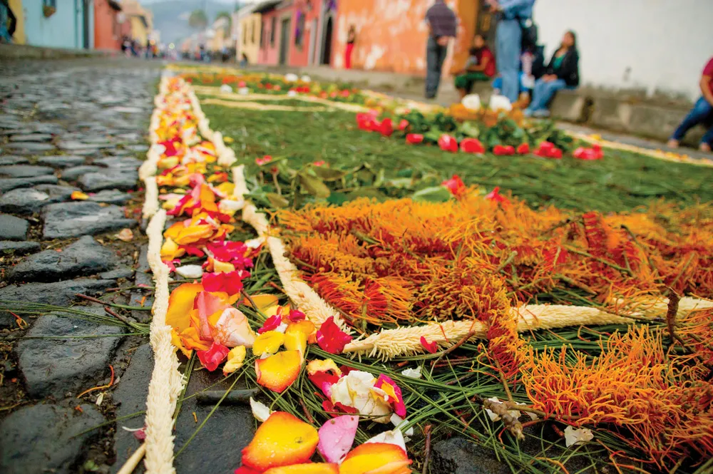 Des tapis de fleurs pour la Semaine sainte, Antigua | iStockphoto.com/pxhidalgo