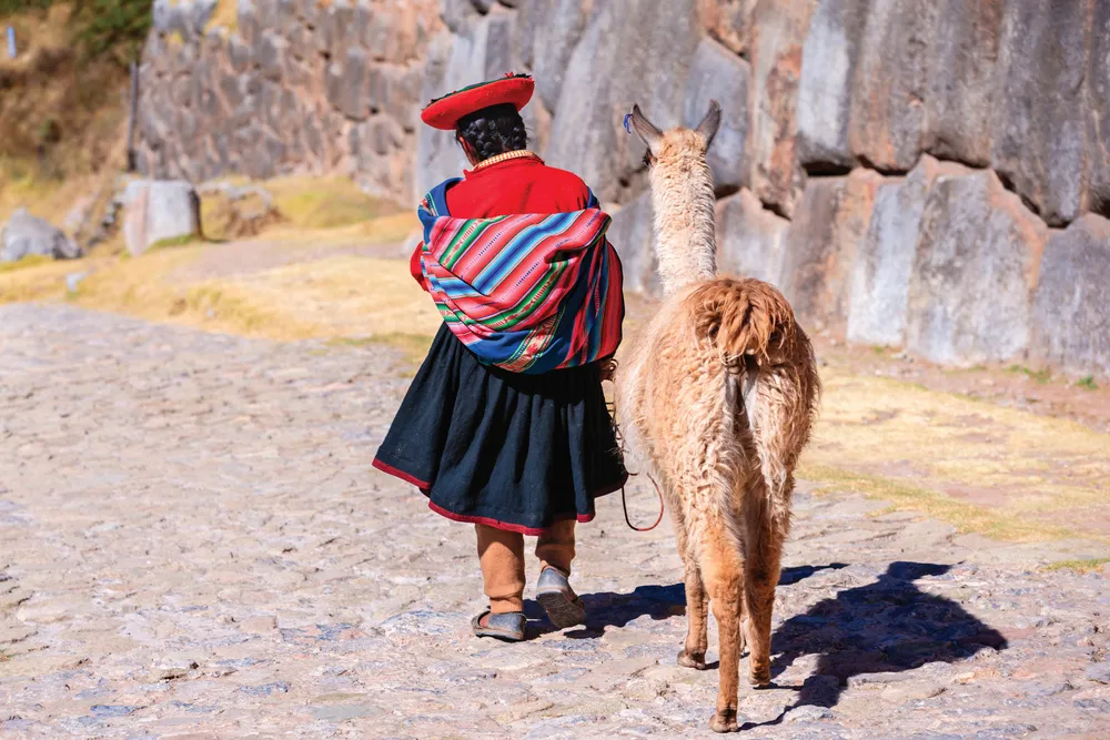 Une jeune Péruvienne et son lama près de Cusco.   | © iStockphoto.com/Bartosz Hadyniak