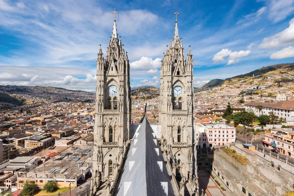 Vue sur Quito depuis la Basílica del Voto Nacional.  | © iStockphoto.com/AlbertoLoyo