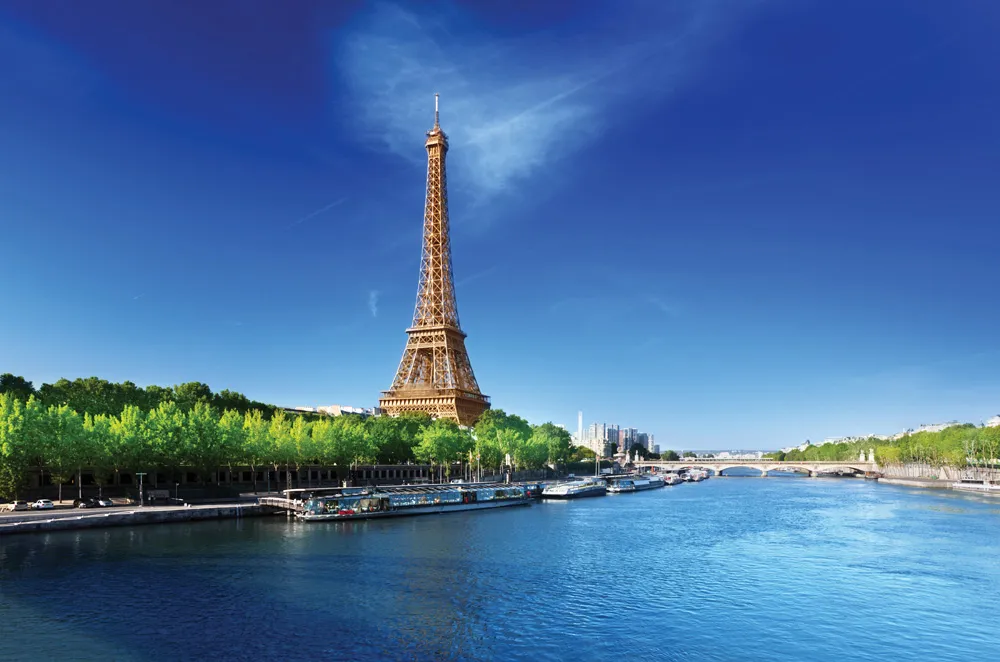 La tour Eiffel et la Seine, Paris | © iStockphoto.com/IakovKalinin