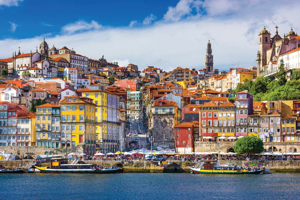 La Ribeira de Porto, au bord du Douro © iStockphoto.com/Sean Pavone