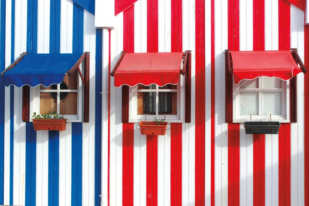 Maisons de pêcheurs aux couleurs vives d’Aveiro (double page suivante). | © Shutterstock.com/Alessan