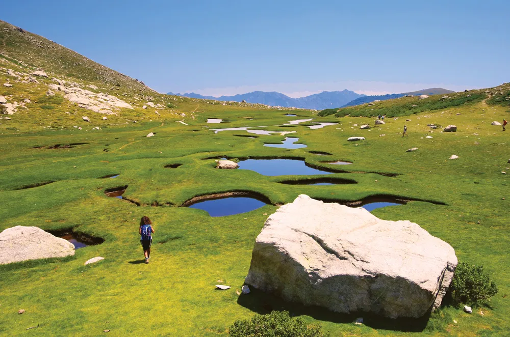 Randonnée sur le GR20.en Corse  
©Shutterstock.com/Alessandro Zappalorto  
